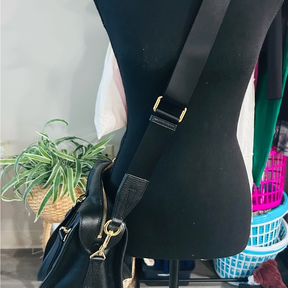 Marc Jacobs Elegant Black Crossbody Bag with Gold Hardware - Picture 1 of 9